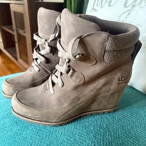 UGG Kriston Waterproof suede winter Bootie TAUPE 8.5 (SE23)